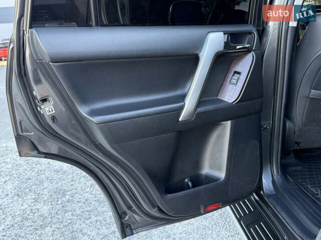 Сірий Тойота Ленд Крузер, об'ємом двигуна 3 л та пробігом 185 тис. км за 32500 $, фото 22 на Automoto.ua