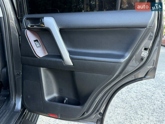 Сірий Тойота Ленд Крузер, об'ємом двигуна 3 л та пробігом 185 тис. км за 32500 $, фото 32 на Automoto.ua