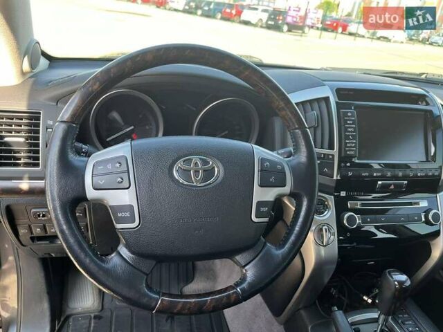 Серый Тойота Ленд Крузер, объемом двигателя 4.5 л и пробегом 230 тыс. км за 38899 $, фото 29 на Automoto.ua