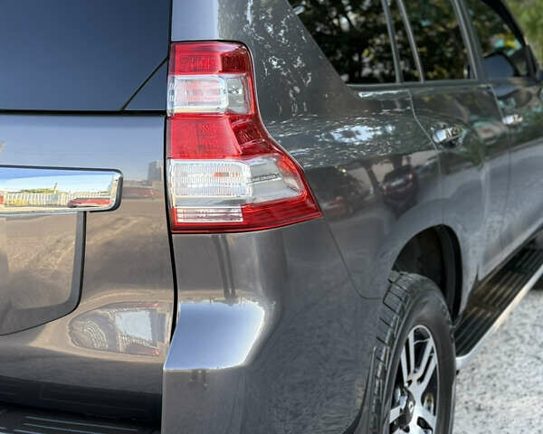 Сірий Тойота Ленд Крузер, об'ємом двигуна 3 л та пробігом 185 тис. км за 32500 $, фото 13 на Automoto.ua