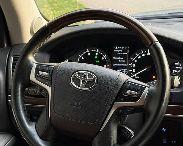 Серый Тойота Ленд Крузер, объемом двигателя 4.61 л и пробегом 175 тыс. км за 41500 $, фото 8 на Automoto.ua