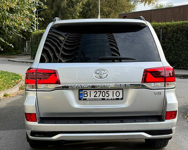 Серый Тойота Ленд Крузер, объемом двигателя 4.61 л и пробегом 175 тыс. км за 41500 $, фото 4 на Automoto.ua