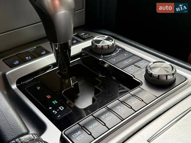 Серый Тойота Ленд Крузер, объемом двигателя 4.61 л и пробегом 175 тыс. км за 41500 $, фото 10 на Automoto.ua