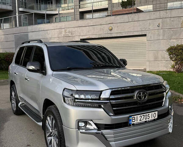 Серый Тойота Ленд Крузер, объемом двигателя 4.61 л и пробегом 175 тыс. км за 41500 $, фото 2 на Automoto.ua