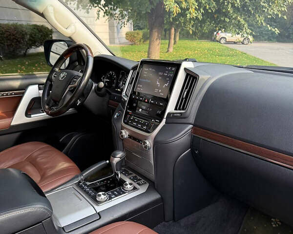 Серый Тойота Ленд Крузер, объемом двигателя 4.61 л и пробегом 175 тыс. км за 41500 $, фото 11 на Automoto.ua