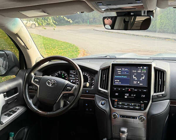 Серый Тойота Ленд Крузер, объемом двигателя 4.61 л и пробегом 175 тыс. км за 41500 $, фото 6 на Automoto.ua