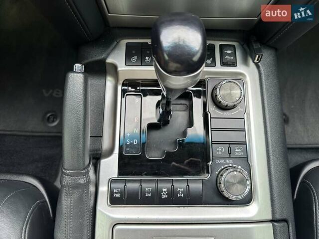 Серый Тойота Ленд Крузер, объемом двигателя 4.61 л и пробегом 161 тыс. км за 42500 $, фото 39 на Automoto.ua