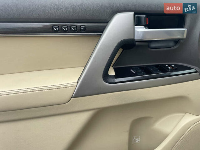 Серый Тойота Ленд Крузер, объемом двигателя 4.46 л и пробегом 216 тыс. км за 49500 $, фото 11 на Automoto.ua