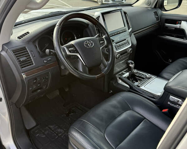 Серый Тойота Ленд Крузер, объемом двигателя 4.46 л и пробегом 179 тыс. км за 52000 $, фото 16 на Automoto.ua