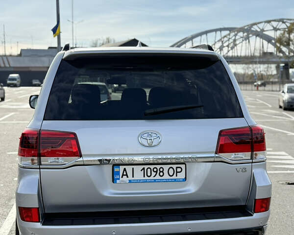 Серый Тойота Ленд Крузер, объемом двигателя 4.46 л и пробегом 179 тыс. км за 52000 $, фото 3 на Automoto.ua