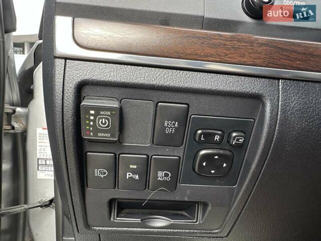 Серый Тойота Ленд Крузер, объемом двигателя 4.61 л и пробегом 161 тыс. км за 42500 $, фото 37 на Automoto.ua