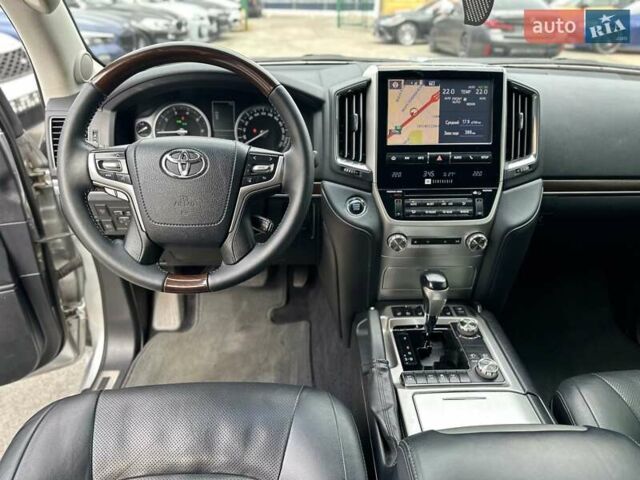 Серый Тойота Ленд Крузер, объемом двигателя 4.61 л и пробегом 161 тыс. км за 42500 $, фото 23 на Automoto.ua