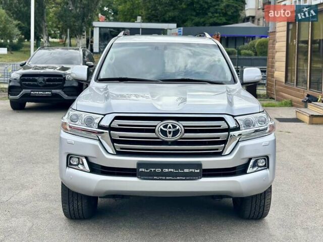 Серый Тойота Ленд Крузер, объемом двигателя 4.61 л и пробегом 161 тыс. км за 42500 $, фото 1 на Automoto.ua