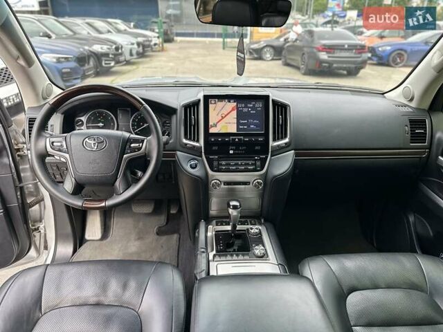 Серый Тойота Ленд Крузер, объемом двигателя 4.61 л и пробегом 161 тыс. км за 42500 $, фото 24 на Automoto.ua