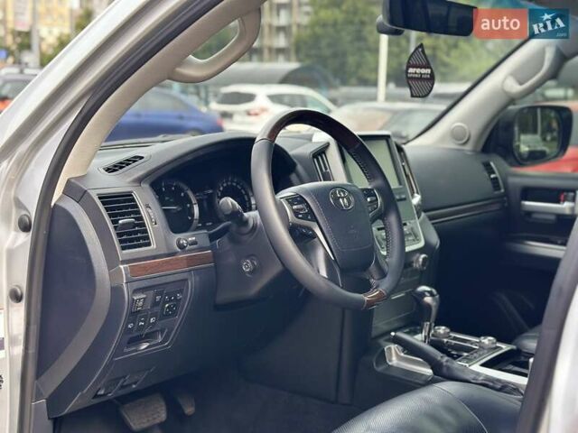 Серый Тойота Ленд Крузер, объемом двигателя 4.61 л и пробегом 161 тыс. км за 42500 $, фото 13 на Automoto.ua