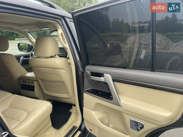 Серый Тойота Ленд Крузер, объемом двигателя 4.46 л и пробегом 216 тыс. км за 49500 $, фото 17 на Automoto.ua