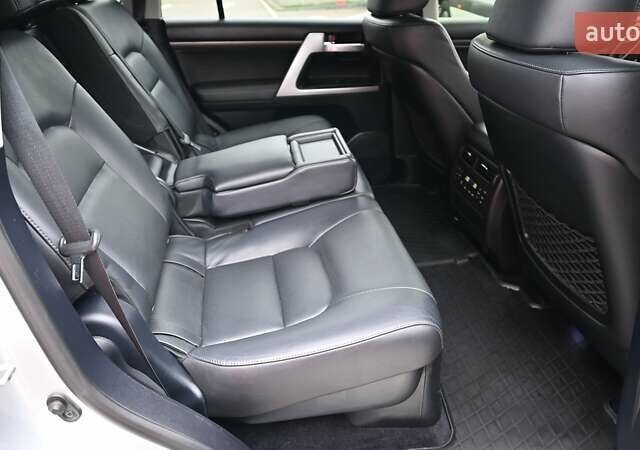 Серый Тойота Ленд Крузер, объемом двигателя 4.46 л и пробегом 261 тыс. км за 45240 $, фото 6 на Automoto.ua