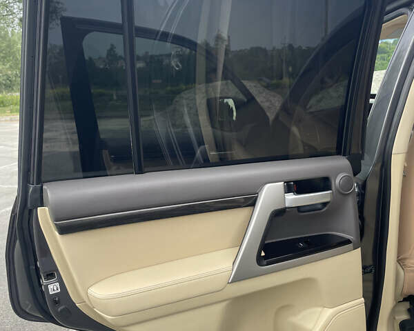 Серый Тойота Ленд Крузер, объемом двигателя 4.46 л и пробегом 216 тыс. км за 49500 $, фото 12 на Automoto.ua