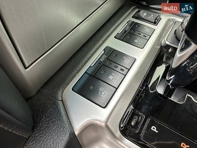 Серый Тойота Ленд Крузер, объемом двигателя 4.61 л и пробегом 161 тыс. км за 42500 $, фото 17 на Automoto.ua