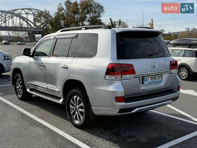 Серый Тойота Ленд Крузер, объемом двигателя 4.46 л и пробегом 179 тыс. км за 52000 $, фото 22 на Automoto.ua