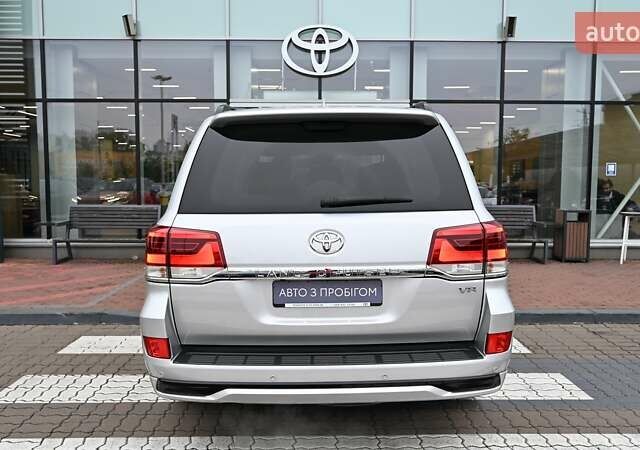 Серый Тойота Ленд Крузер, объемом двигателя 4.46 л и пробегом 261 тыс. км за 45240 $, фото 3 на Automoto.ua