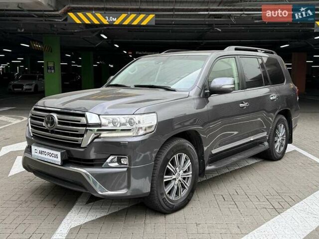 Серый Тойота Ленд Крузер, объемом двигателя 4.46 л и пробегом 144 тыс. км за 51990 $, фото 2 на Automoto.ua