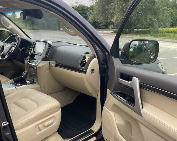 Серый Тойота Ленд Крузер, объемом двигателя 4.46 л и пробегом 216 тыс. км за 49500 $, фото 19 на Automoto.ua