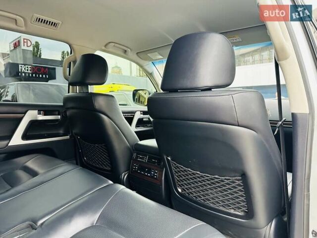 Серый Тойота Ленд Крузер, объемом двигателя 4.61 л и пробегом 161 тыс. км за 42500 $, фото 26 на Automoto.ua