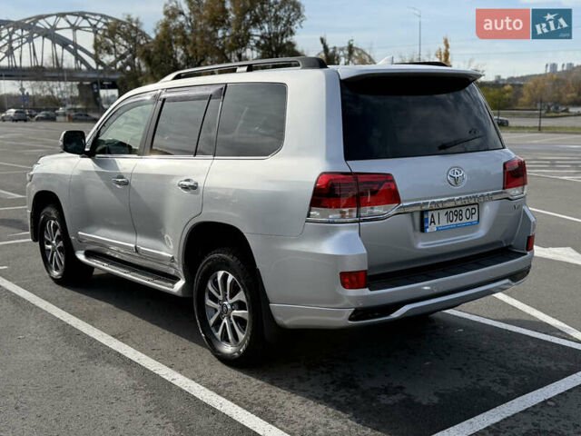 Серый Тойота Ленд Крузер, объемом двигателя 4.46 л и пробегом 179 тыс. км за 52000 $, фото 23 на Automoto.ua