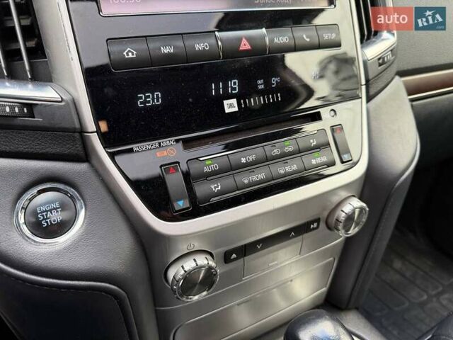 Серый Тойота Ленд Крузер, объемом двигателя 4.46 л и пробегом 144 тыс. км за 51990 $, фото 21 на Automoto.ua