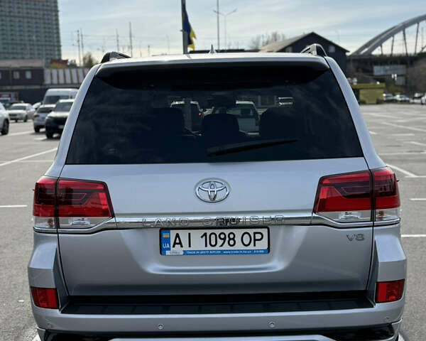 Серый Тойота Ленд Крузер, объемом двигателя 4.46 л и пробегом 179 тыс. км за 52000 $, фото 25 на Automoto.ua