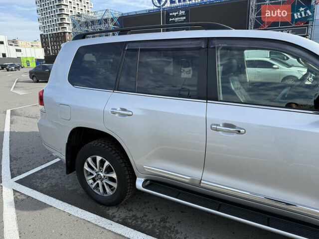 Серый Тойота Ленд Крузер, объемом двигателя 4.46 л и пробегом 179 тыс. км за 52000 $, фото 8 на Automoto.ua