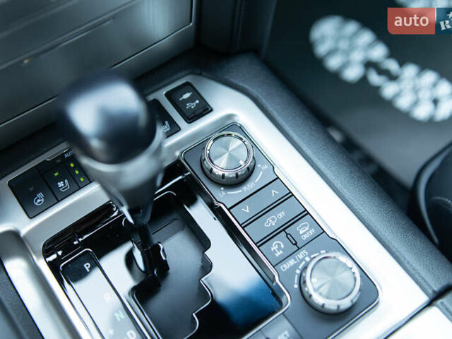 Сірий Тойота Ленд Крузер, об'ємом двигуна 4.46 л та пробігом 70 тис. км за 73000 $, фото 25 на Automoto.ua