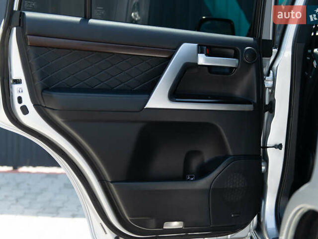 Сірий Тойота Ленд Крузер, об'ємом двигуна 4.46 л та пробігом 70 тис. км за 73000 $, фото 30 на Automoto.ua