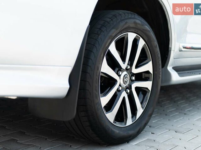 Сірий Тойота Ленд Крузер, об'ємом двигуна 4.46 л та пробігом 70 тис. км за 73000 $, фото 16 на Automoto.ua