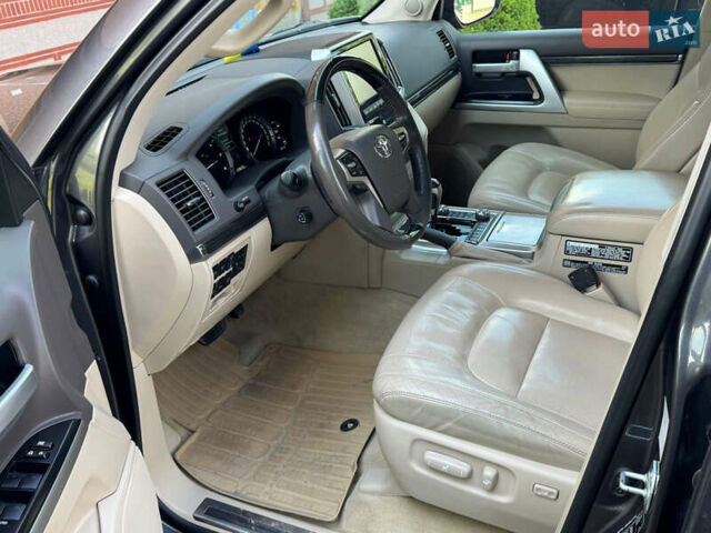 Сірий Тойота Ленд Крузер, об'ємом двигуна 4.46 л та пробігом 129 тис. км за 60000 $, фото 5 на Automoto.ua