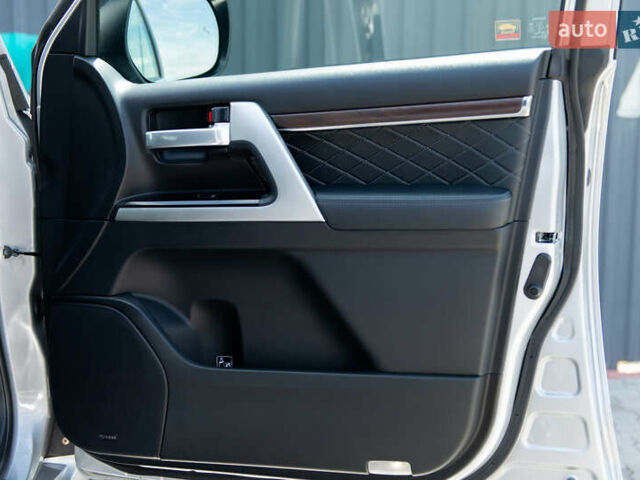 Сірий Тойота Ленд Крузер, об'ємом двигуна 4.46 л та пробігом 70 тис. км за 73000 $, фото 35 на Automoto.ua