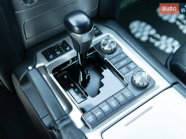 Сірий Тойота Ленд Крузер, об'ємом двигуна 4.46 л та пробігом 70 тис. км за 73000 $, фото 24 на Automoto.ua