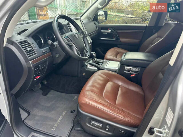 Серый Тойота Ленд Крузер, объемом двигателя 4.46 л и пробегом 130 тыс. км за 55900 $, фото 11 на Automoto.ua