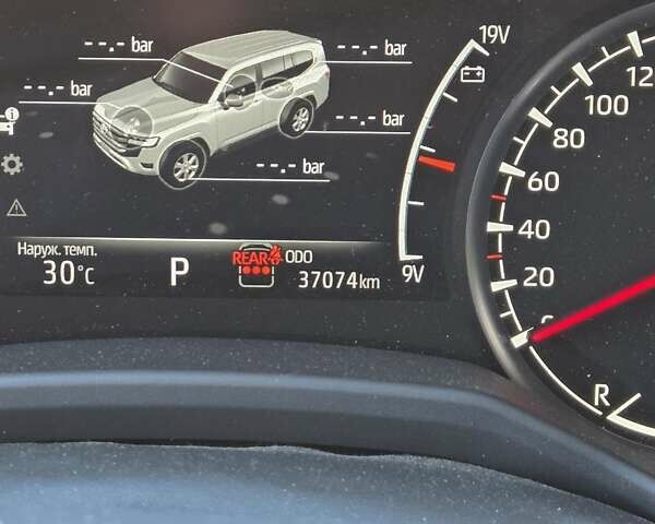 Серый Тойота Ленд Крузер, объемом двигателя 3.45 л и пробегом 37 тыс. км за 73000 $, фото 6 на Automoto.ua