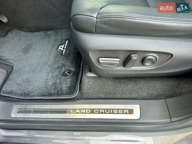 Серый Тойота Ленд Крузер, объемом двигателя 3.45 л и пробегом 88 тыс. км за 66800 $, фото 63 на Automoto.ua