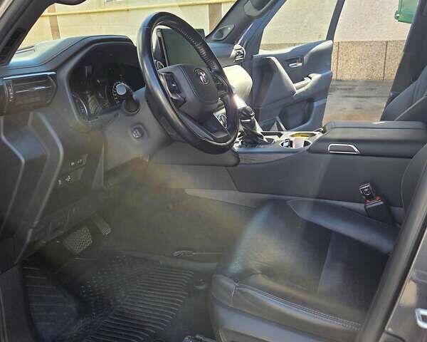 Серый Тойота Ленд Крузер, объемом двигателя 3.45 л и пробегом 37 тыс. км за 73000 $, фото 12 на Automoto.ua