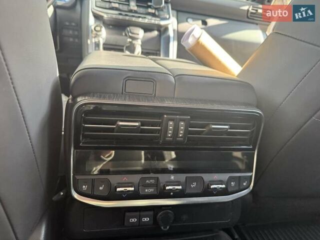 Серый Тойота Ленд Крузер, объемом двигателя 3.3 л и пробегом 61 тыс. км за 81753 $, фото 23 на Automoto.ua