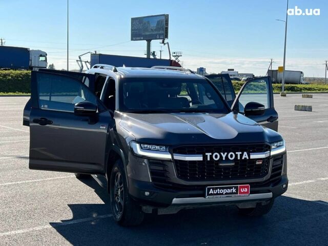 Серый Тойота Ленд Крузер, объемом двигателя 3.3 л и пробегом 32 тыс. км за 83990 $, фото 51 на Automoto.ua