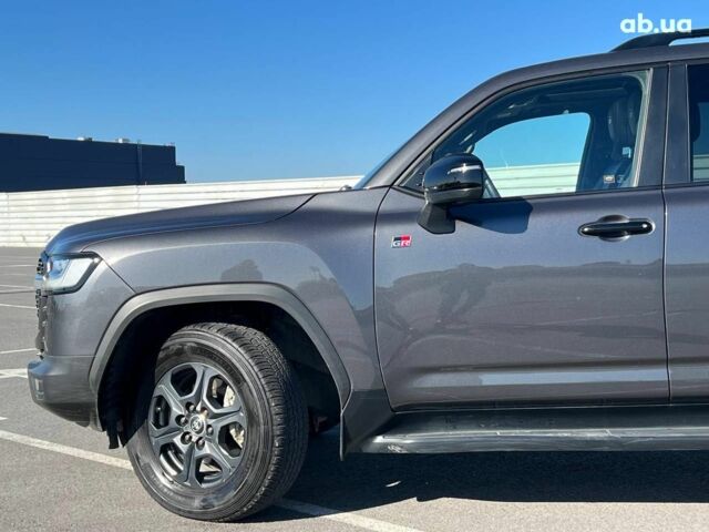 Серый Тойота Ленд Крузер, объемом двигателя 3.3 л и пробегом 32 тыс. км за 83990 $, фото 2 на Automoto.ua