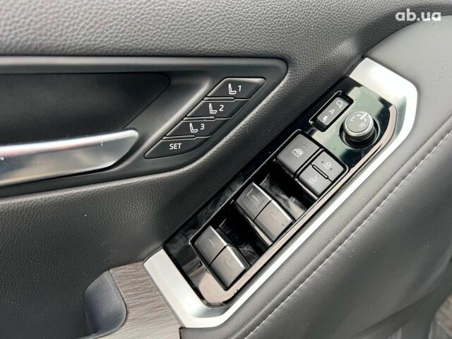 Серый Тойота Ленд Крузер, объемом двигателя 3.3 л и пробегом 61 тыс. км за 80940 $, фото 17 на Automoto.ua