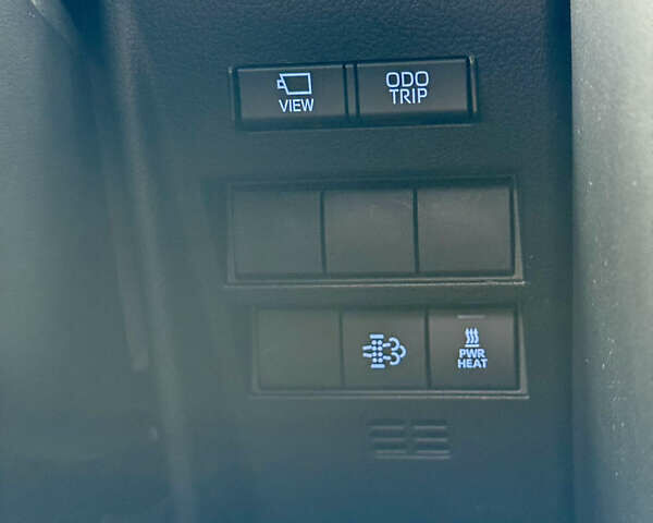 Серый Тойота Ленд Крузер, объемом двигателя 3.35 л и пробегом 25 тыс. км за 82300 $, фото 31 на Automoto.ua