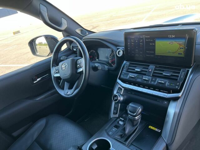 Серый Тойота Ленд Крузер, объемом двигателя 3.3 л и пробегом 32 тыс. км за 83990 $, фото 48 на Automoto.ua