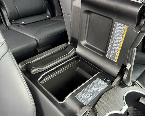 Серый Тойота Ленд Крузер, объемом двигателя 3.35 л и пробегом 25 тыс. км за 82300 $, фото 30 на Automoto.ua