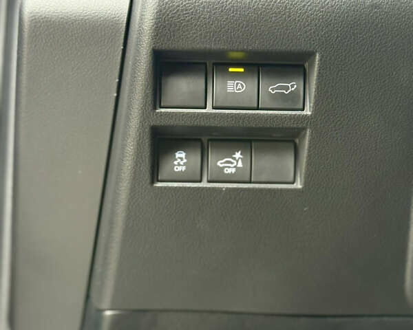 Серый Тойота Ленд Крузер, объемом двигателя 3.35 л и пробегом 25 тыс. км за 82300 $, фото 32 на Automoto.ua